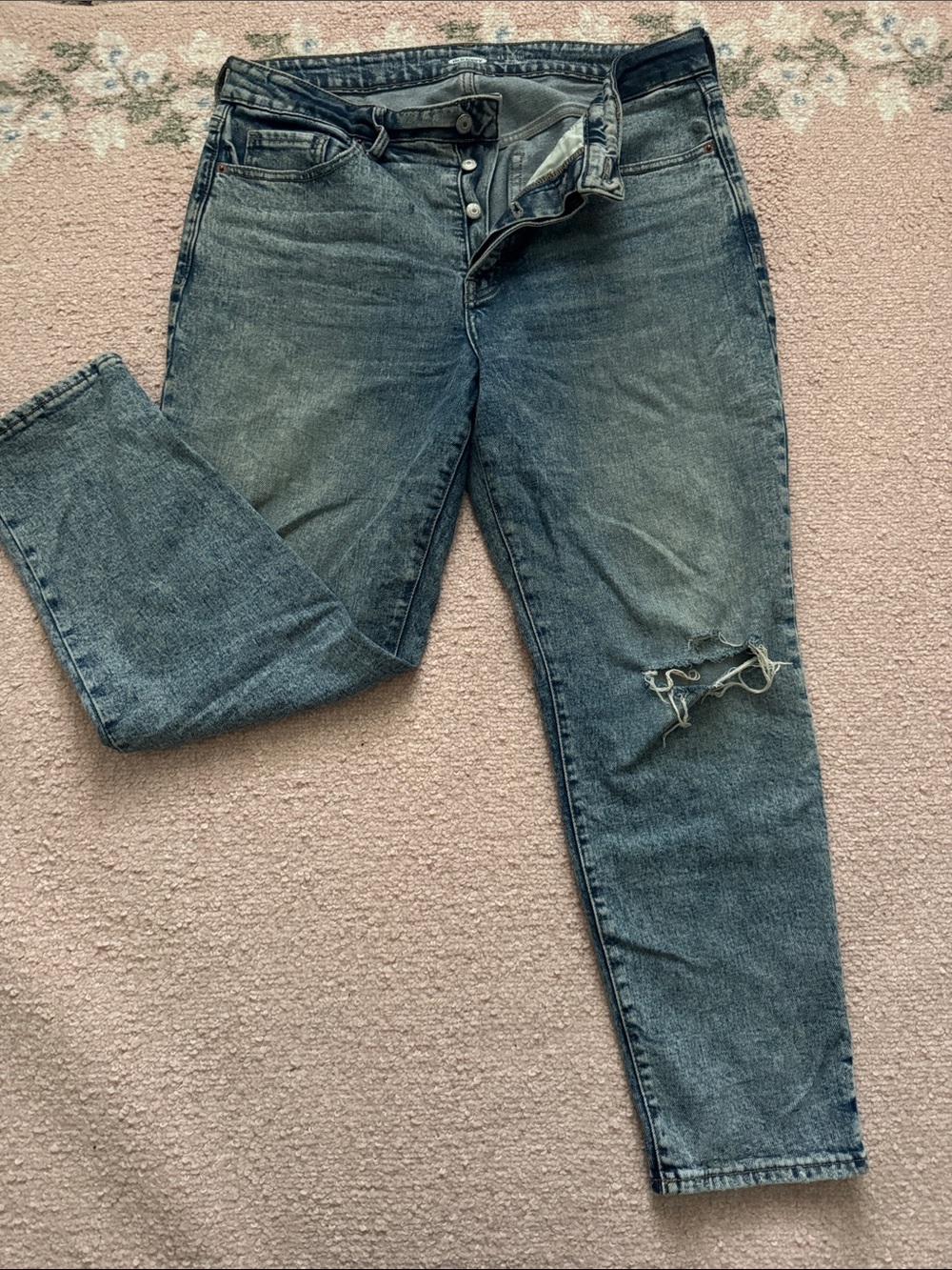 Old Navy Straight Leg Jeans in Washed Blue with Knee Distress